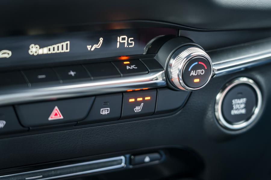 Детали интерьера Mazda3 Skyactiv-G Sport Lux Hatchback 2019 года  (UK) (фото 81 из 91)